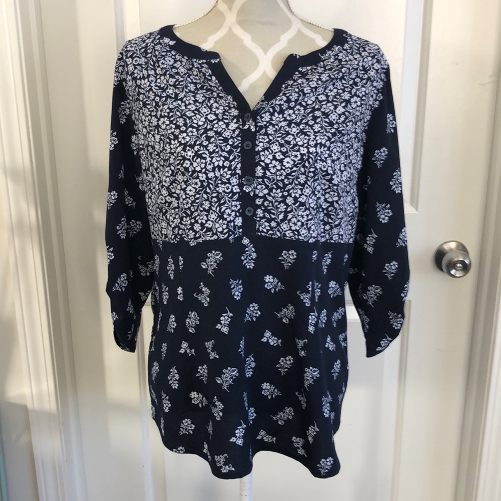 Croft & Barrow floral 1/4 button up  top size medium